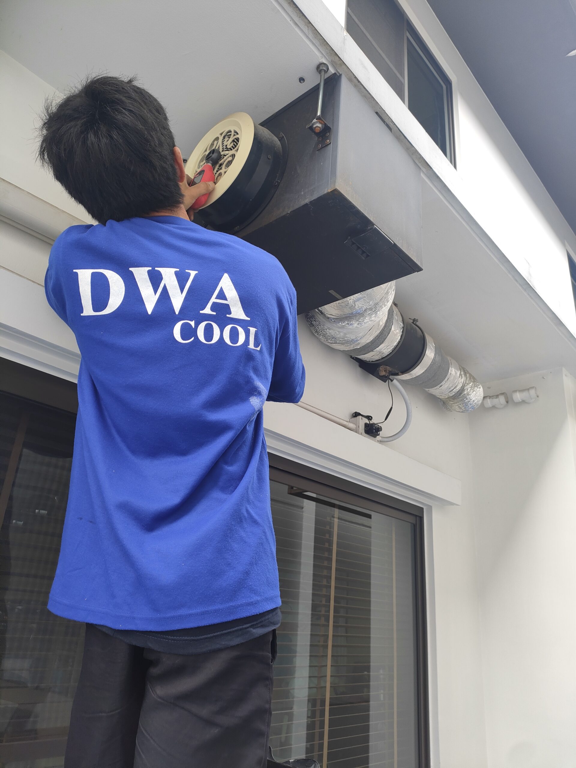 ช่าง DWA COOL ทำความสะอาดช่องลมภายนอกอาคาร