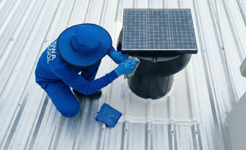 พัดลมระบายอากาศโซล่าเซลล์บนหลังคาบ้านคุณ ถึงเวลาต้องล้างหรือยัง?