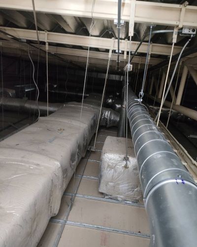 งานติดตั้งระบบเติมอากาศในอาคารขนาดใหญ่ด้วย FAV-CEILING-S335
